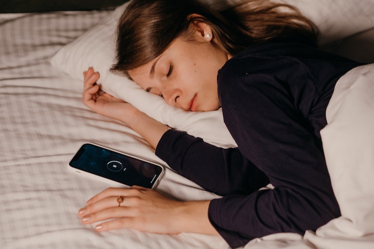 ผลการศึกษาพบว่าวัยรุ่นที่เป็นเกย์มีแนวโน้มที่จะมีปัญหาในการนอนหลับมากกว่าสองเท่า